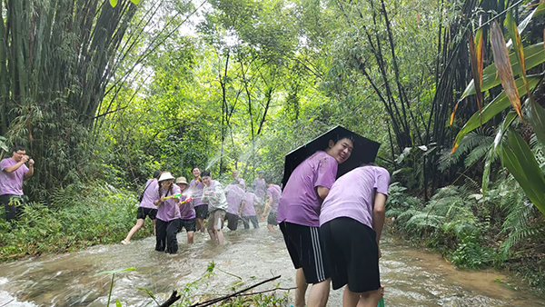 陳楷如：觀戰(zhàn)！“濕身”快樂！.jpg